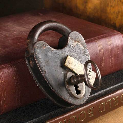 #52610 Antique Davenport Mallory Padlock & Key image 2