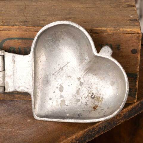 #54079 Vintage Cast Pewter Heart Chocolate Mold image 5